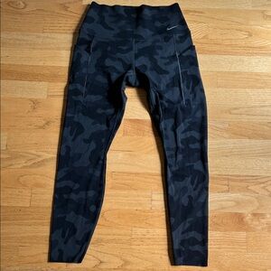 Nike Universa Women’s Camouflage Leggings size Medium